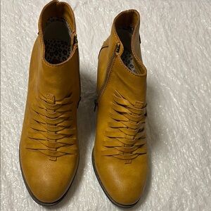 Billabong Mustard Ankle Boots